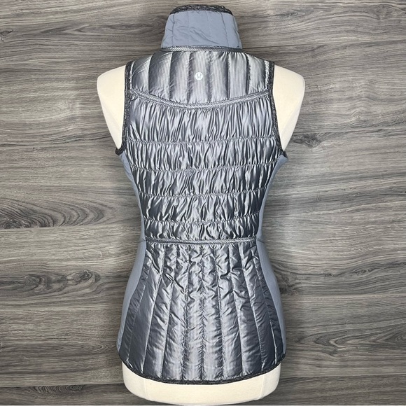 Lululemon Run: Turn Around Vest In Black / Gray size 6 - Picture 4 of 10